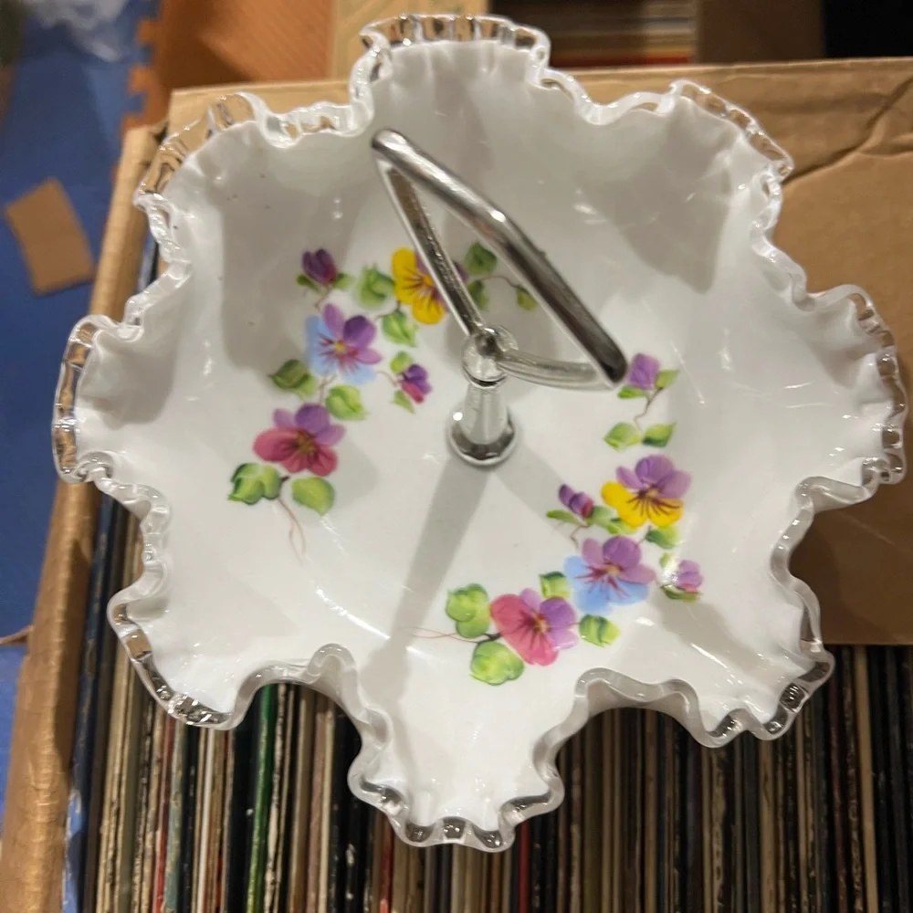 MILK GLASS SUGAR BOWL - Picture 5 of 5
